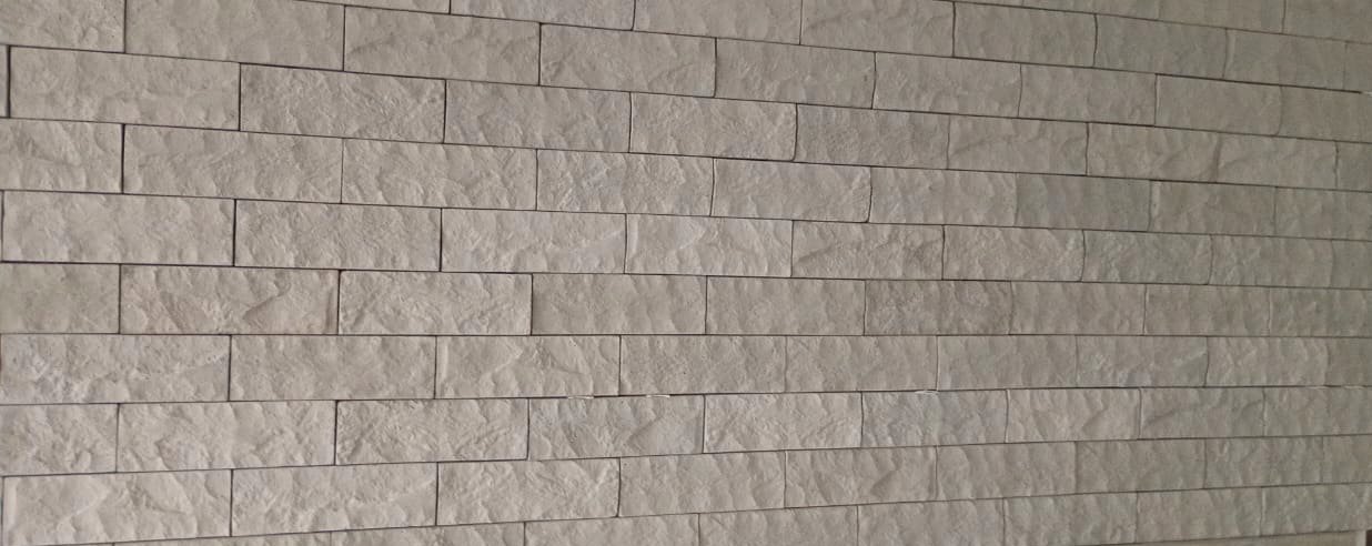 Parede revestida com Rockface claro, onde vai o aparador do bar